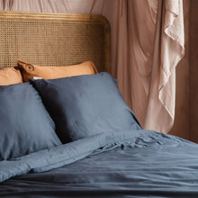 Afbeelding in Gallery-weergave laden, Bamboo Silk Kussensloop Midnight Blue
