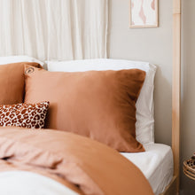 Afbeelding in Gallery-weergave laden, Bamboo Silk Kussensloop Copper Gold