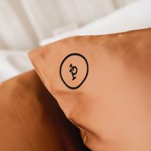 Afbeelding in Gallery-weergave laden, Bamboo Silk Kussensloop Copper Gold